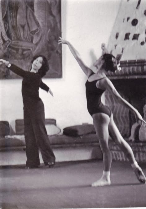 Maestra Isabel Ávalos guiando una clase de danza